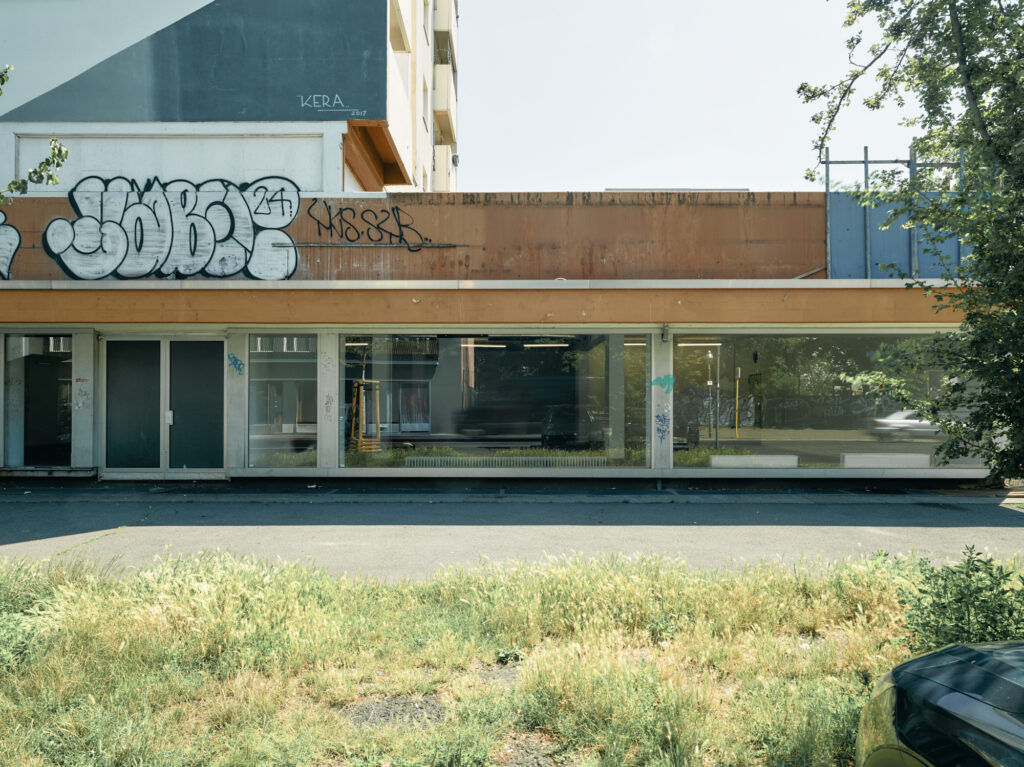 <p>KOW</p>
<p> </p>
<p>Kurfürstenstraße 145 I Entrance Frobenstrasse, Berlin<br />
Photo: Ladislav Zajac</p>
