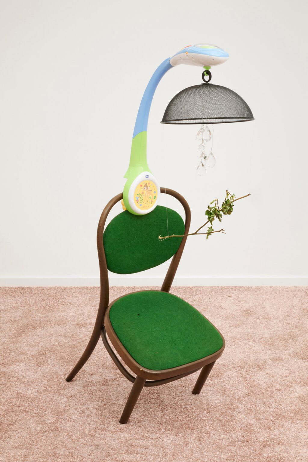 <p>SCHIEFE ZÄHNE</p>
<p> </p>
<p>Phung-Tien Phan, <em>Trust Camp</em> (normal), 2018 . Chair, Chicco mobile, fly hood, chandelier pendants, rose twigs45 × 70 × 160 cm.</p>
